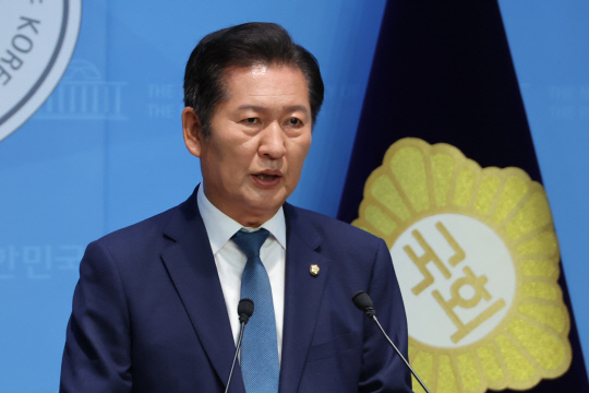 정청래 더불어민주당 의원이 지난 15일 서울 여의도 국회 소통관에서 당대표 출마 기자회견을 하고 있다.연합뉴스